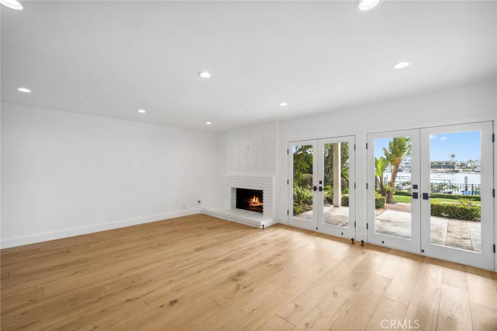 Newport Beach, CA 92663,2572 Bayshore DR