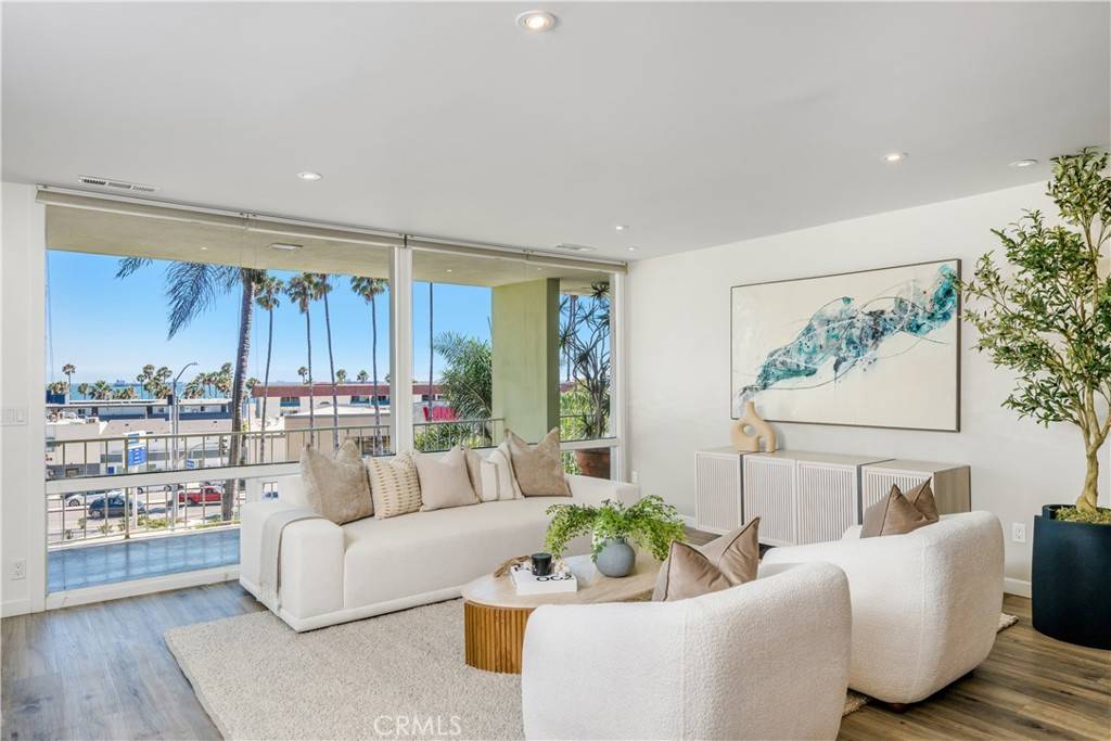 Long Beach, CA 90803,3901 E Livingston DR #402