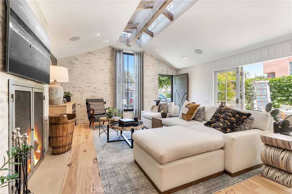 Newport Beach, CA 92663,2622 Crestview DR