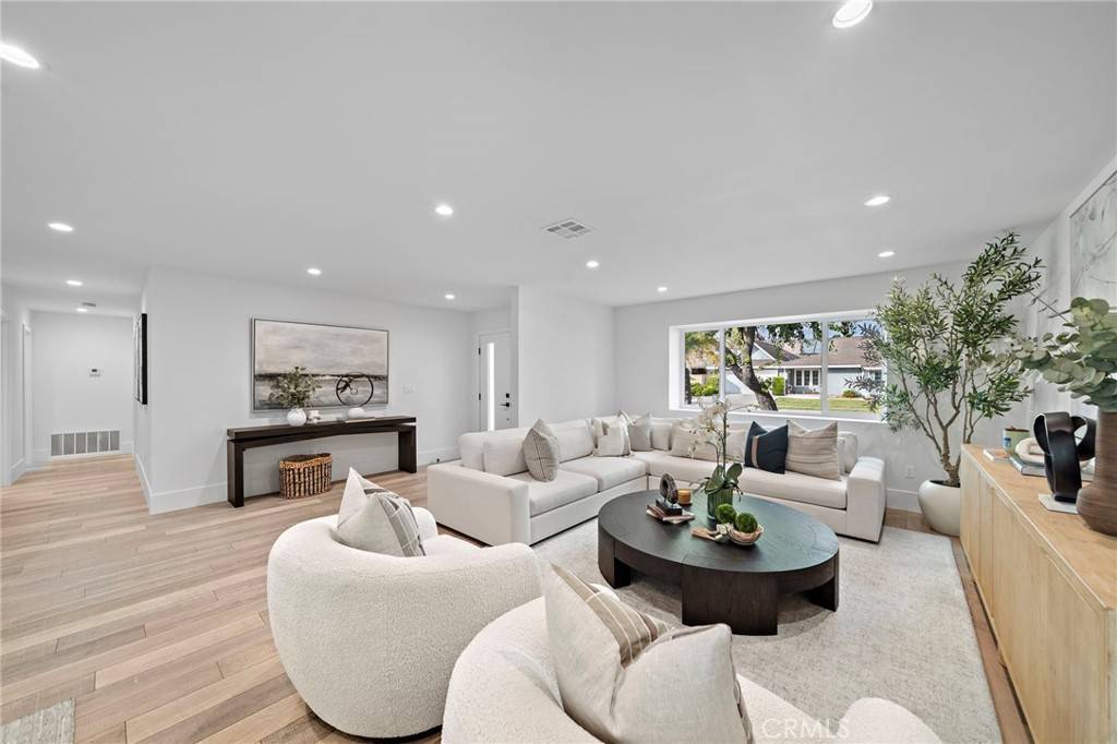 Huntington Beach, CA 92649,5262 Glenroy Dr