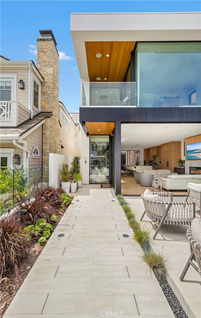 Corona Del Mar, CA 92625,221 Heliotrope AVE