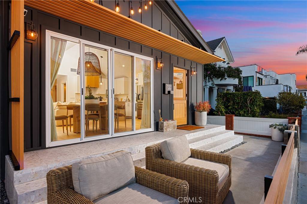 Newport Beach, CA 92661,122 E Bay AVE