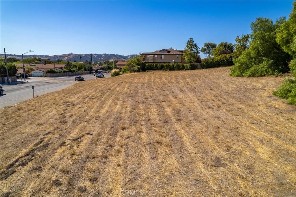 Paso Robles, CA 93446,845 Creston RD