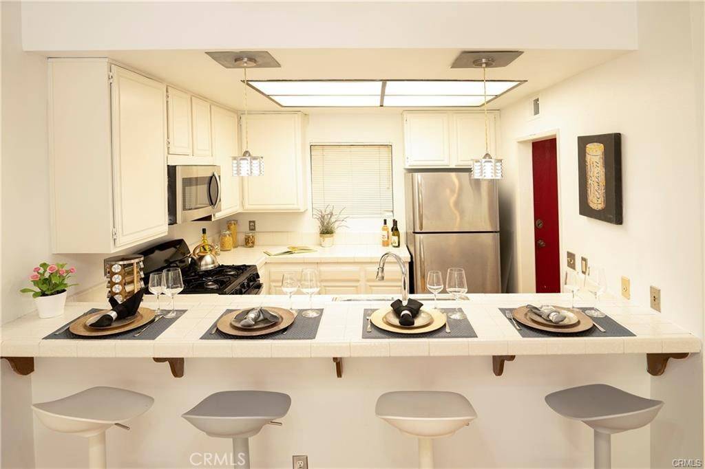 Los Angeles, CA 90068,3480 Barham BLVD #210