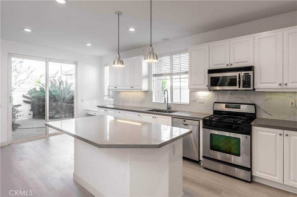 Irvine, CA 92606,154 Saint James #53