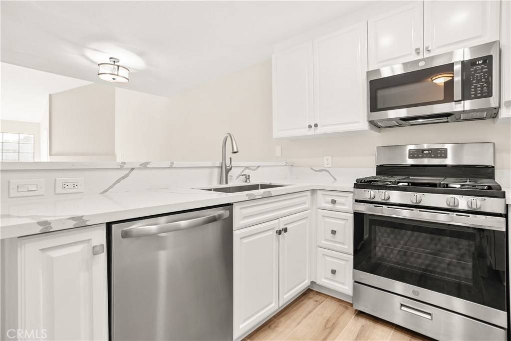 Woodland Hills, CA 91367,5530 Owensmouth AVE #325