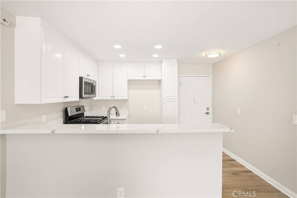 Woodland Hills, CA 91367,5530 Owensmouth AVE #325