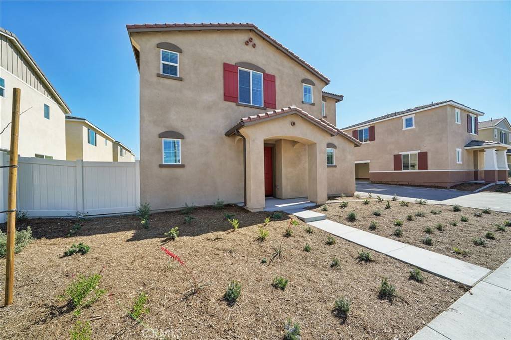 Redlands, CA 92374,2082 Bergamot ST