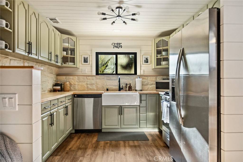 Running Springs, CA 92382,31775 Christmas Tree LN