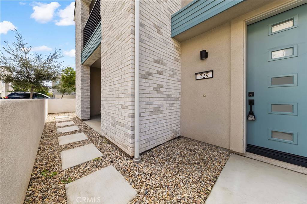 Irvine, CA 92618,229 Sawbuck