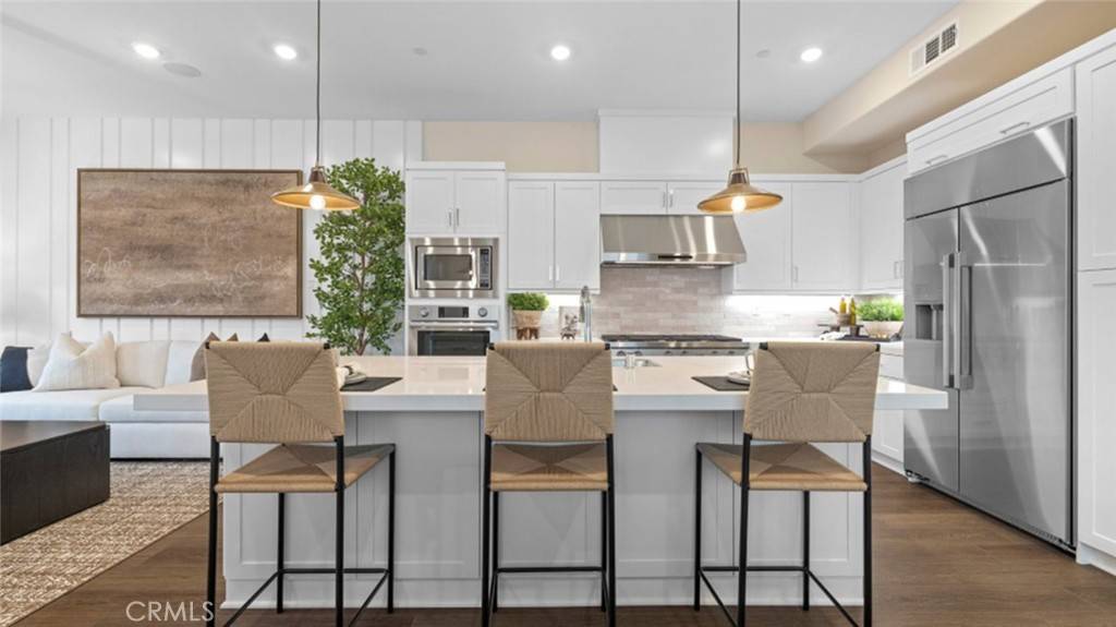 Irvine, CA 92618,602 Chinon