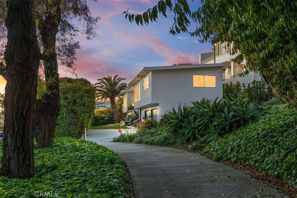 Corona Del Mar, CA 92625,2516 Bayside DR