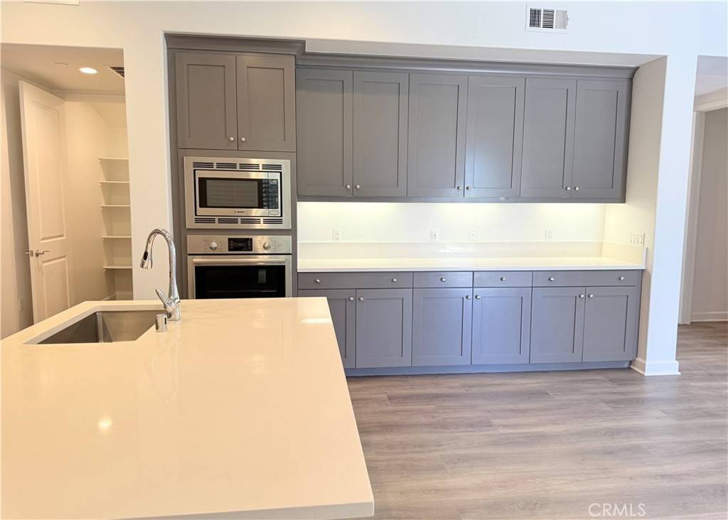 209 Follyhatch Irvine, CA 92618