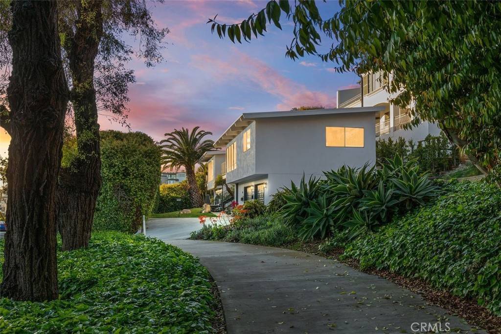 Corona Del Mar, CA 92625,2516 Bayside DR