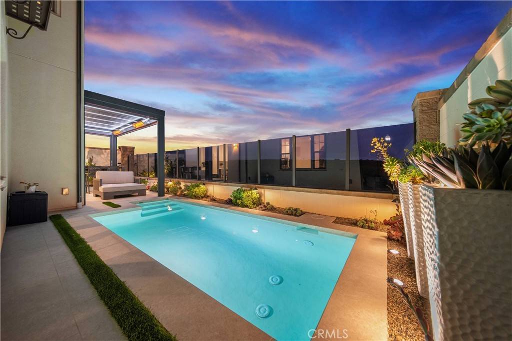 Irvine, CA 92618,208 Canterbury