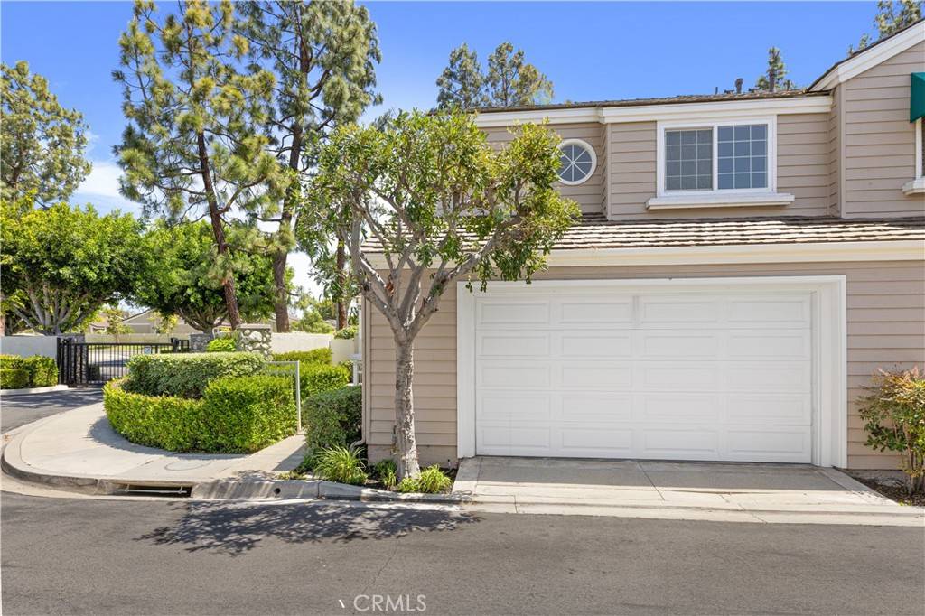 Irvine, CA 92604,12 LAKEFRONT #1