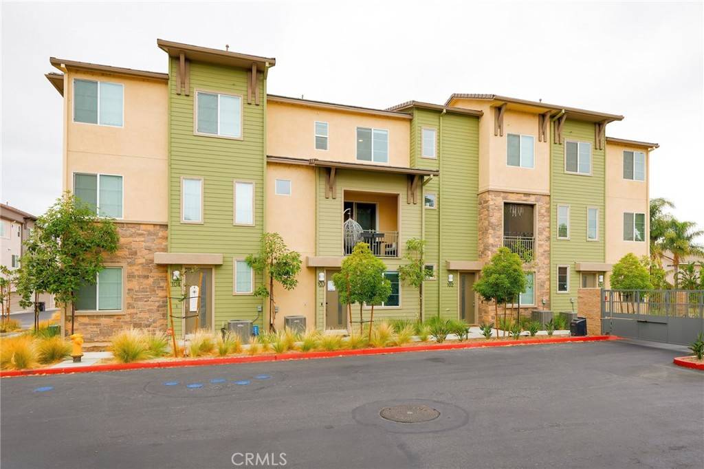 Corona, CA 92878,677 Savi DR #103