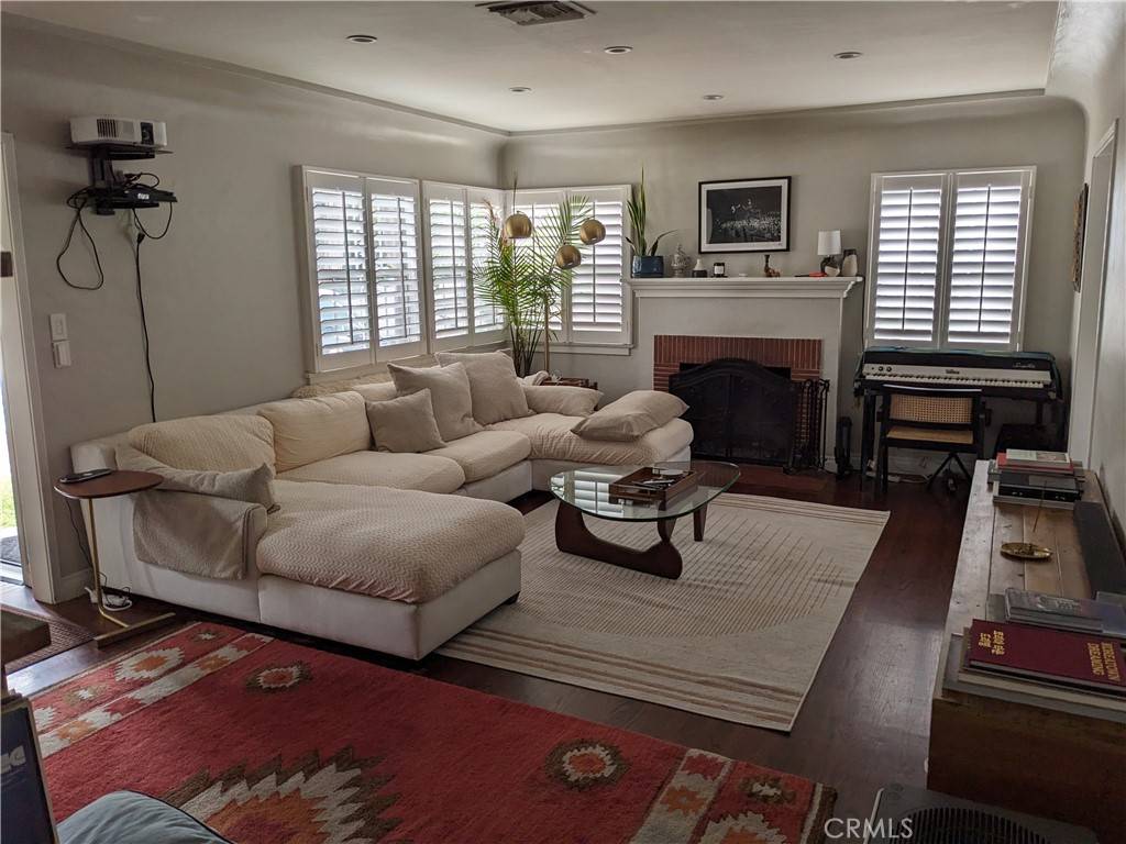 Burbank, CA 91506,527 S Orchard DR