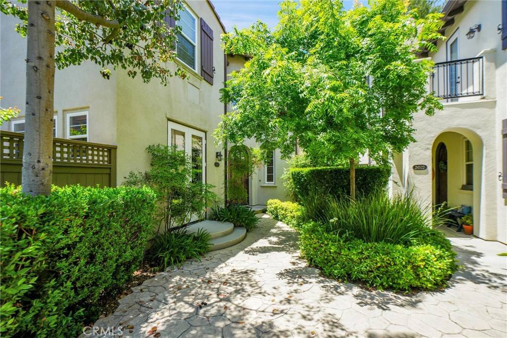 Valencia, CA 91355,26916 Carmelita DR