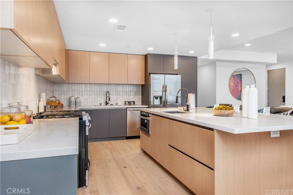Valley Village, CA 91607,5110 Whitsett AVE #105