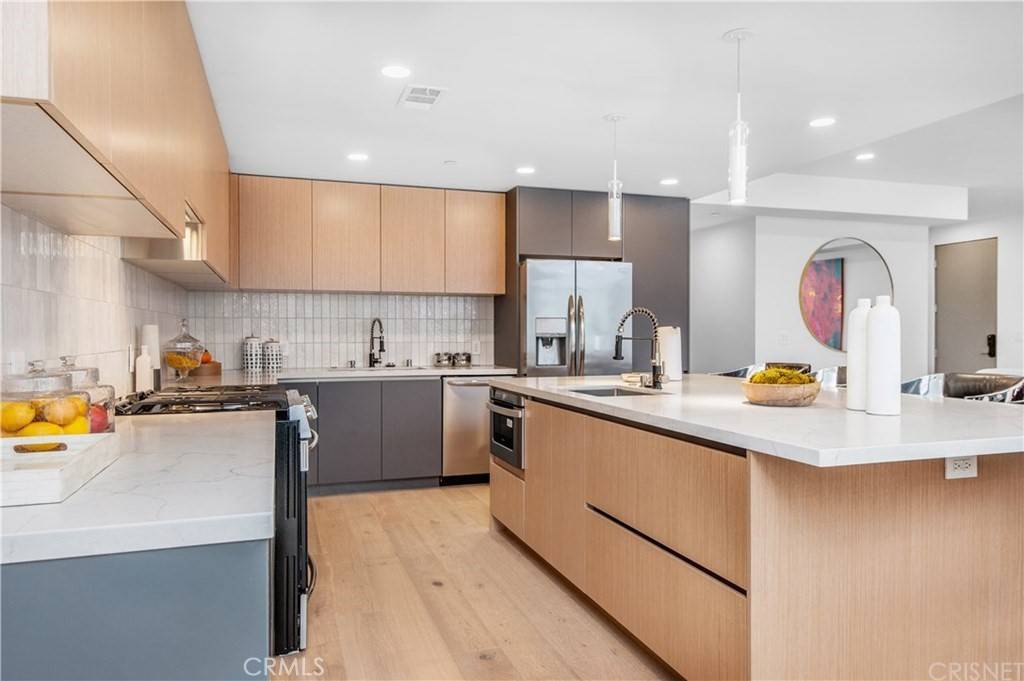 Valley Village, CA 91607,5110 Whitsett AVE #105