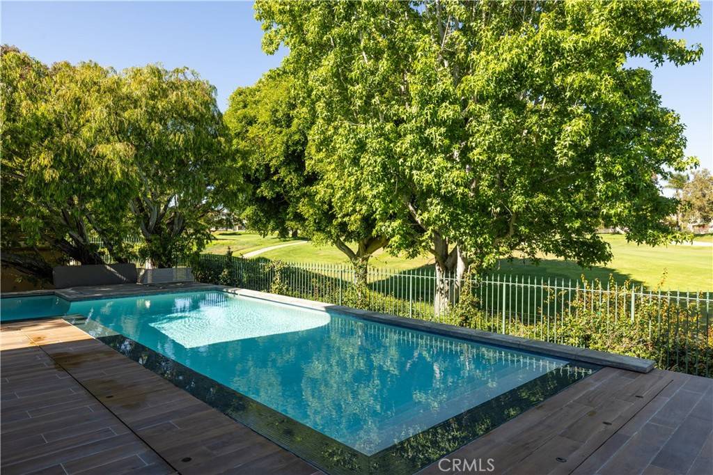 Huntington Beach, CA 92648,19466 Woodlands DR