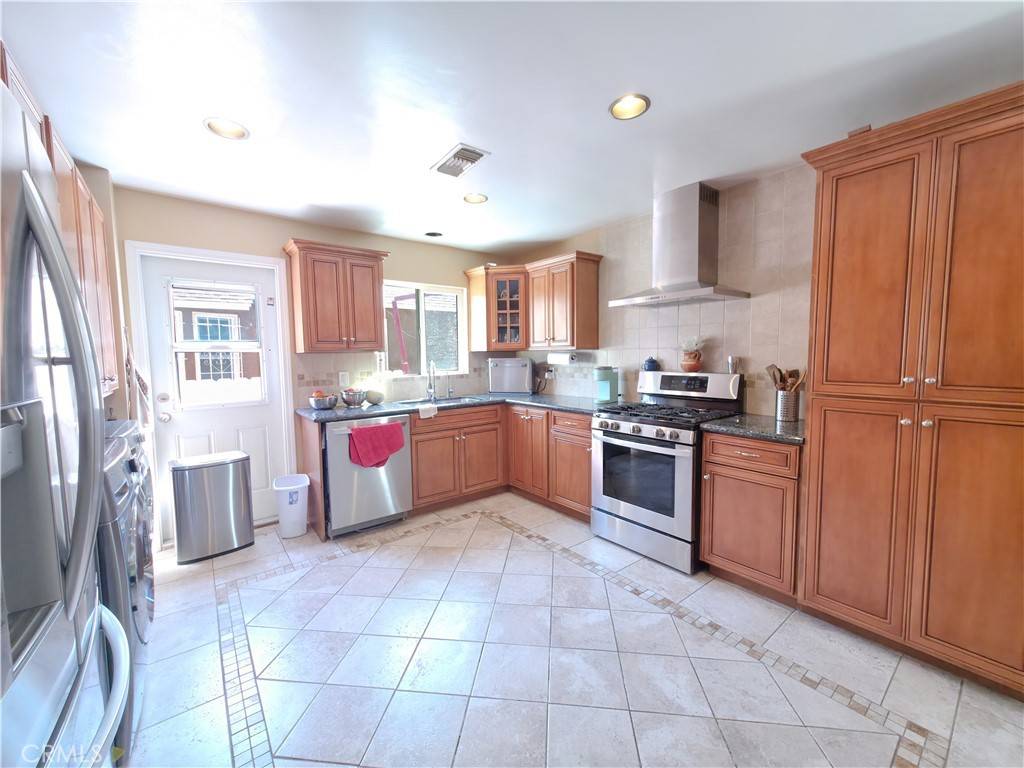 Los Angeles, CA 90008,3817 Somerset DR