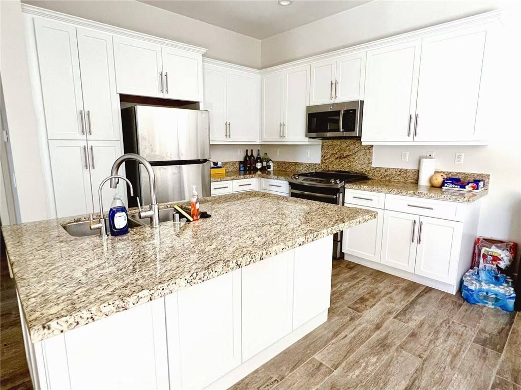 Irvine, CA 92618,220 Follyhatch