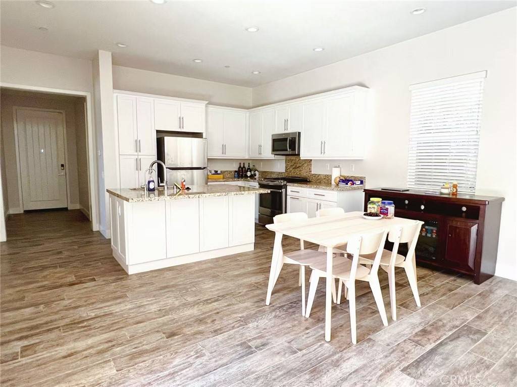 Irvine, CA 92618,220 Follyhatch