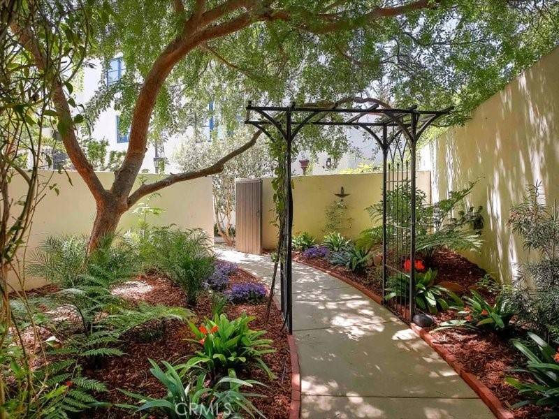 Santa Barbara, CA 93101,220 Santa Barbara ST #B