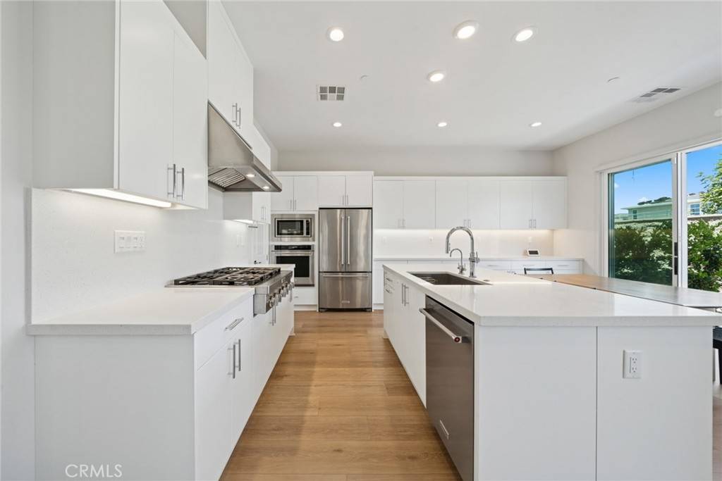 Lake Forest, CA 92630,211 Newton DR