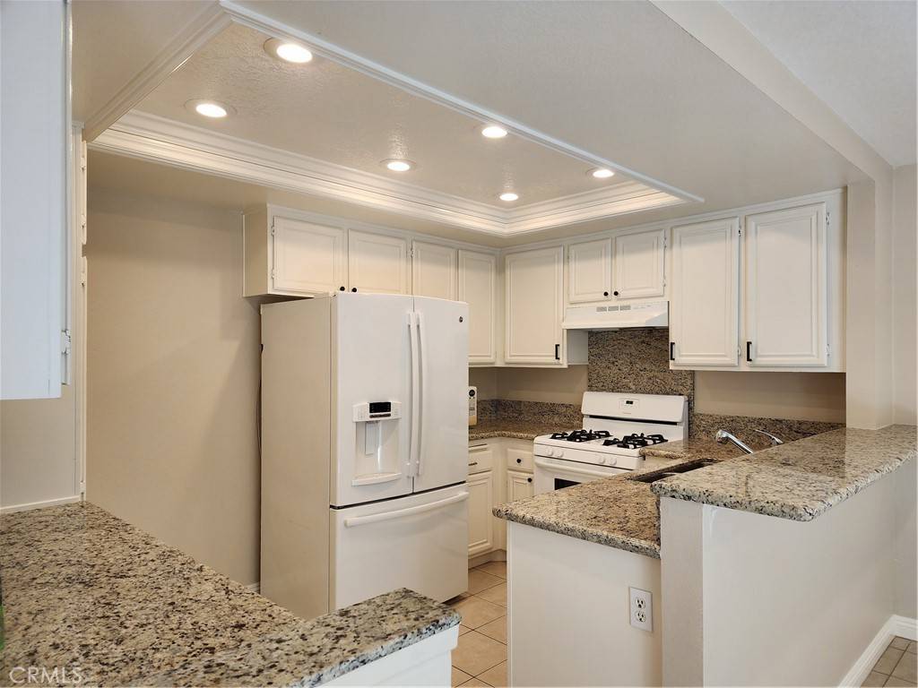 Irvine, CA 92612,32 Oxford #35