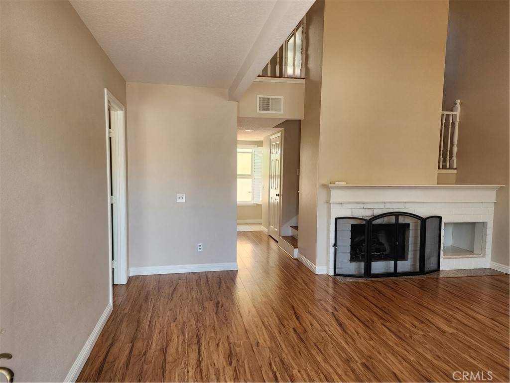 Irvine, CA 92612,32 Oxford #35