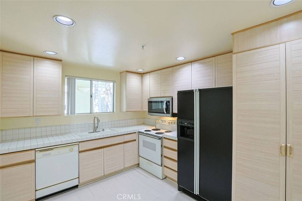 Irvine, CA 92612,2253 Martin #321