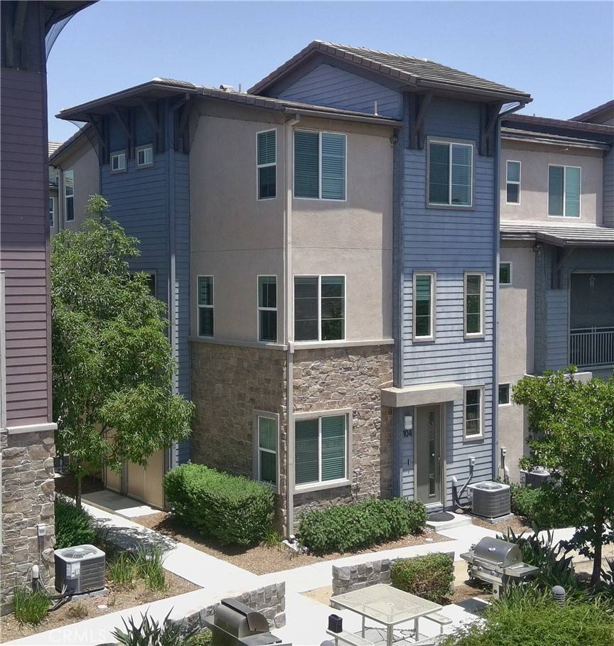 Corona, CA 92878,1014 Savi DR #104