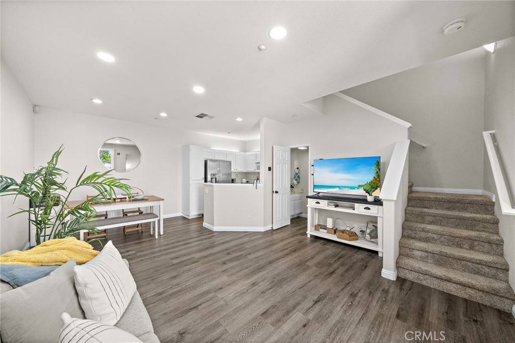 Irvine, CA 92618,811 Larkridge