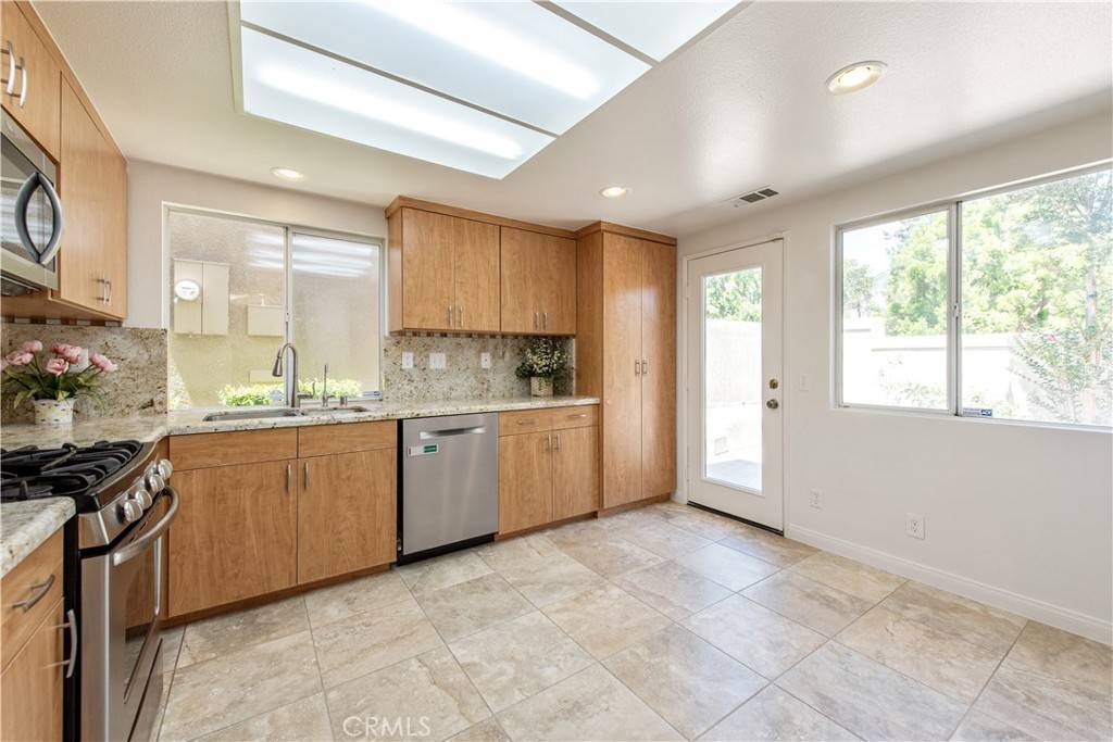 Lake Forest, CA 92610,120 Rue Monet