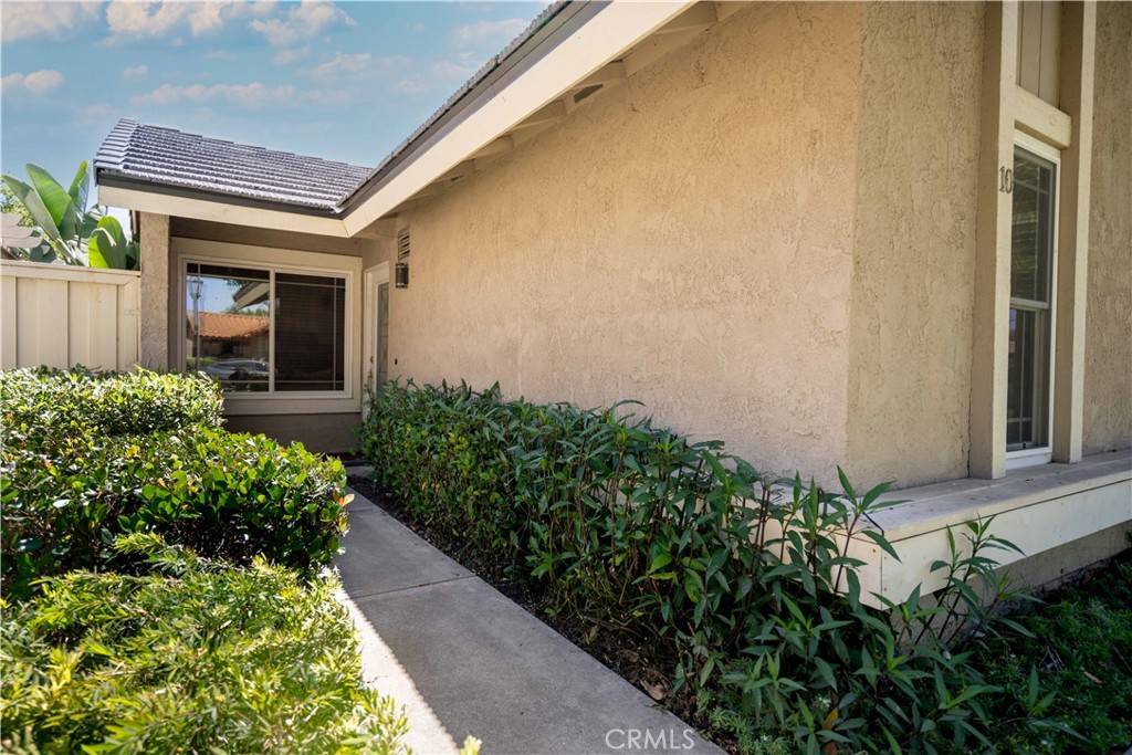 Irvine, CA 92618,10 Windrow