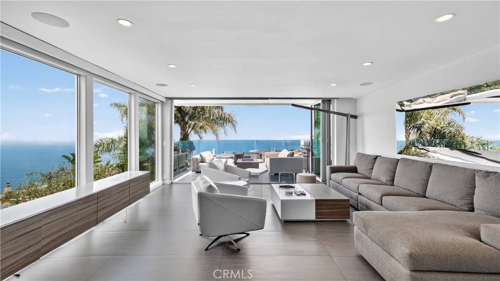 Laguna Beach, CA 92651,855 Santa Ana ST