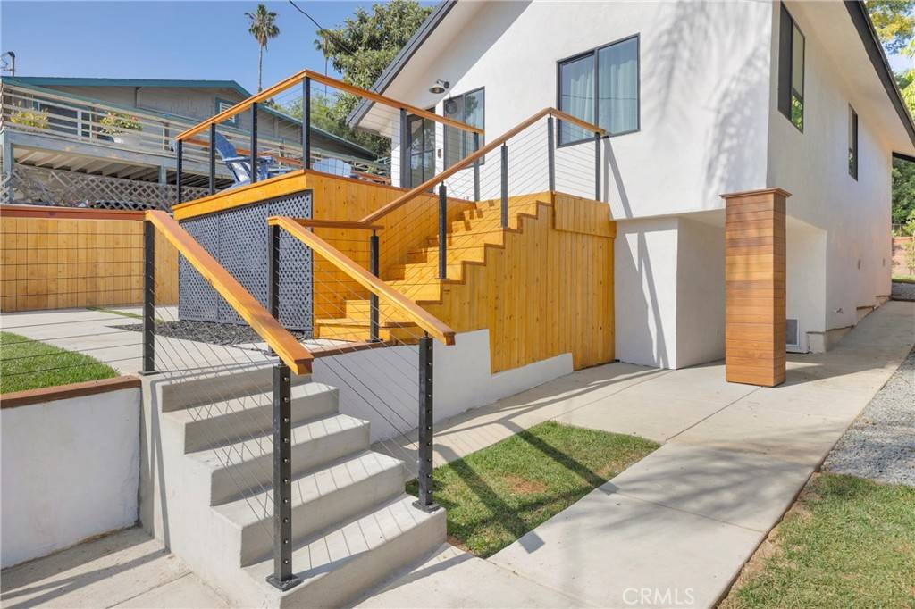 Los Angeles, CA 90042,351 Vista PL