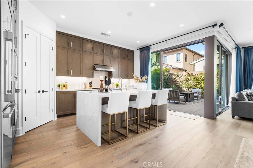 Irvine, CA 92602,137 Statura