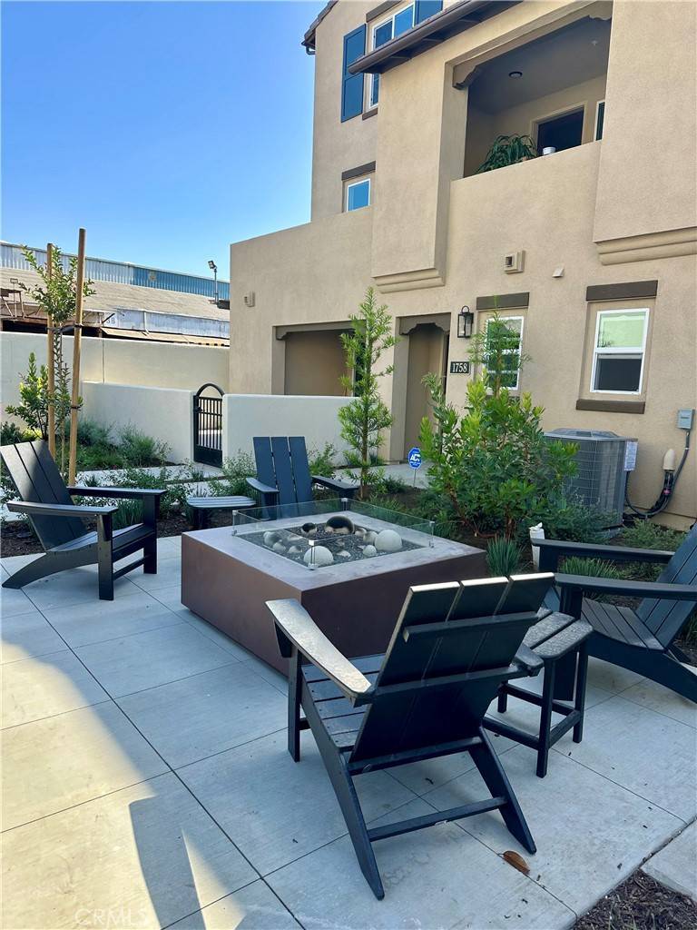 Compton, CA 90220,1702 W Sycamore DR