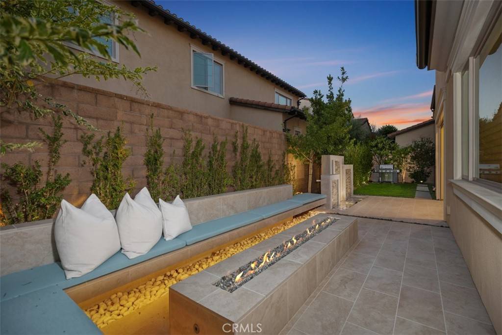 Irvine, CA 92602,75 English Saddle