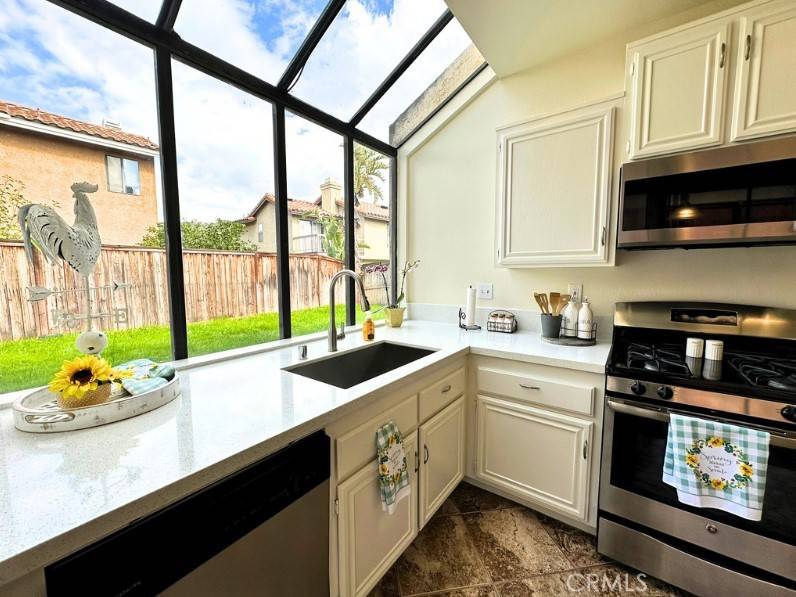 Corona, CA 92879,571 Essex ST