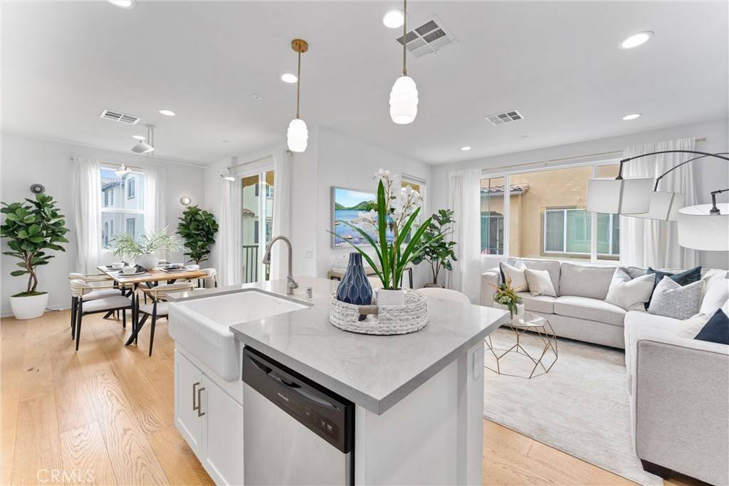 Los Alamitos, CA 90720,10553 Acorn PL