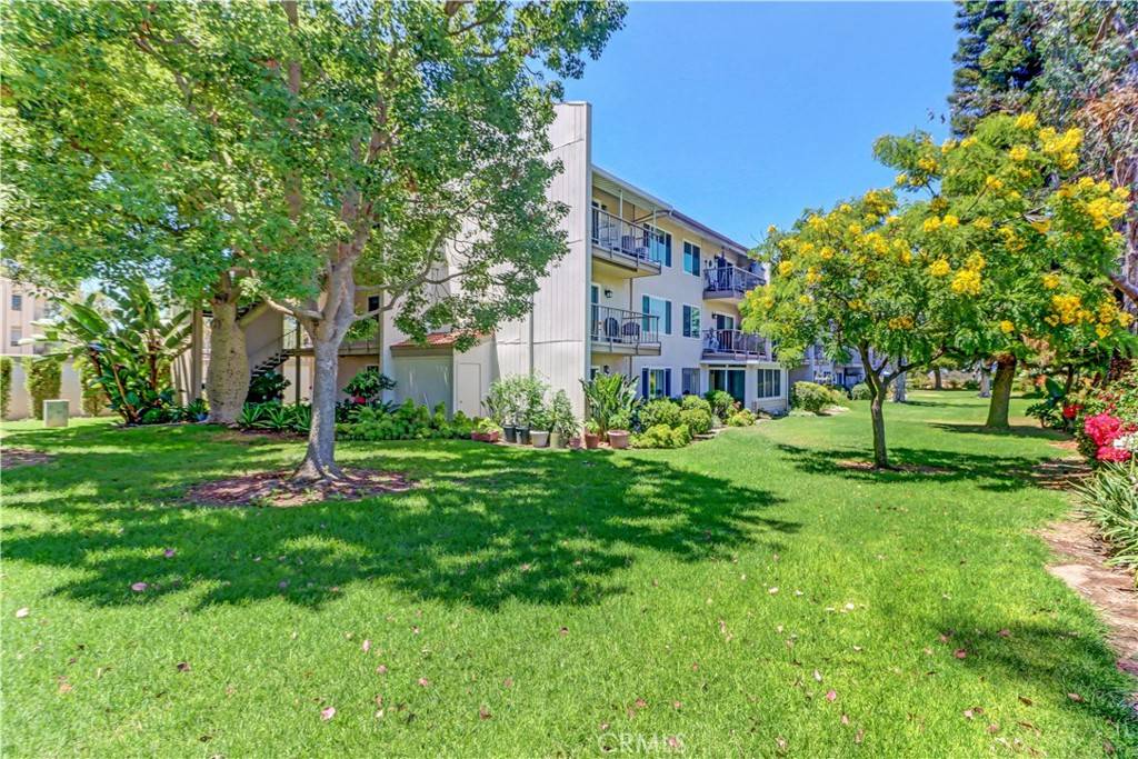 Laguna Woods, CA 92637,3365 Punta Alta #2F