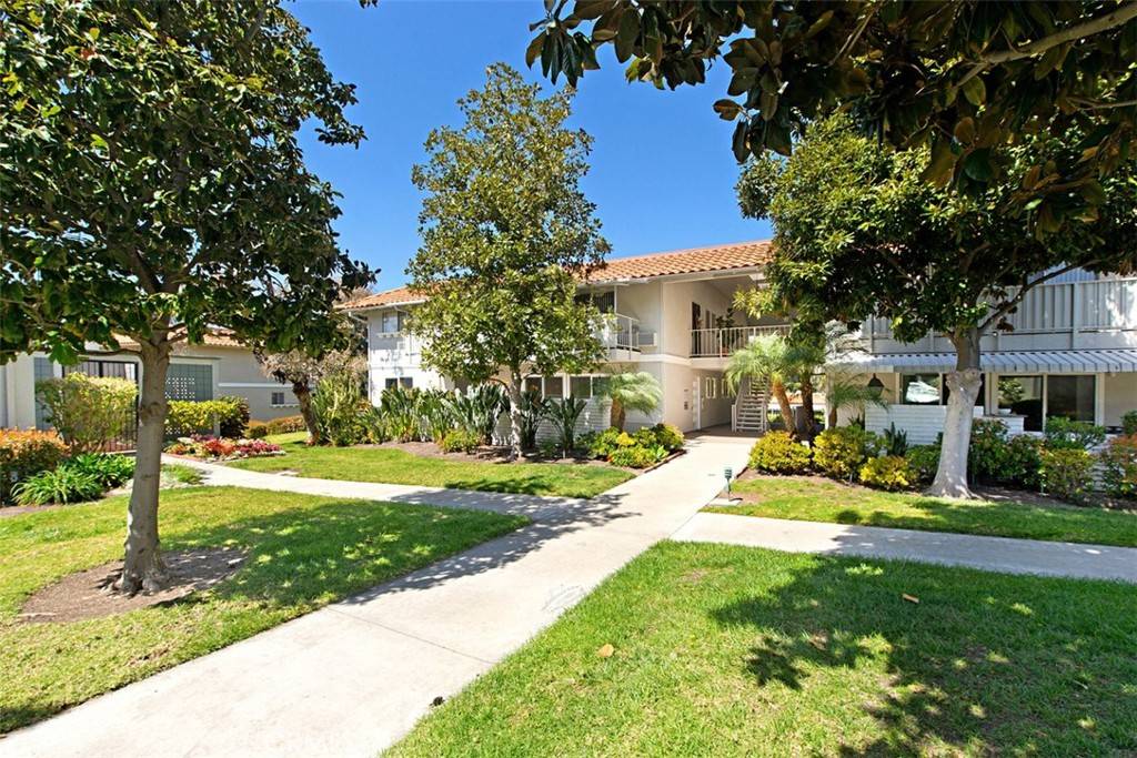 Laguna Woods, CA 92637,680 Via Alhambra #D
