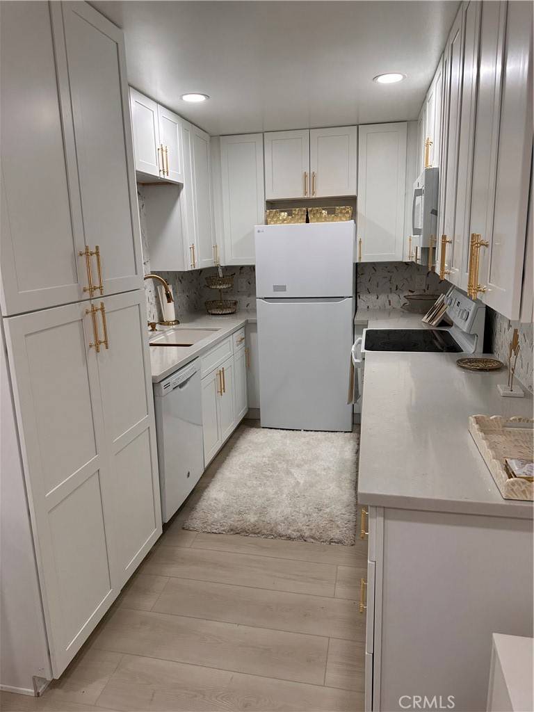 San Diego, CA 92122,6350 Genesee AVE #107