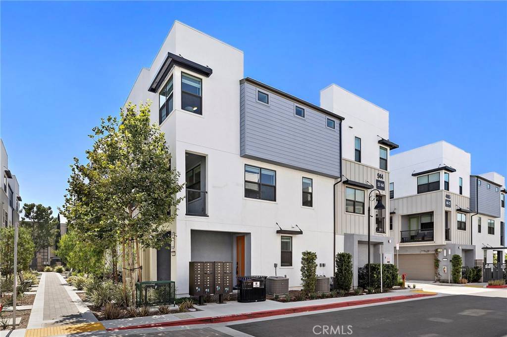 Ontario, CA 91764,944 N Divino Privado #57