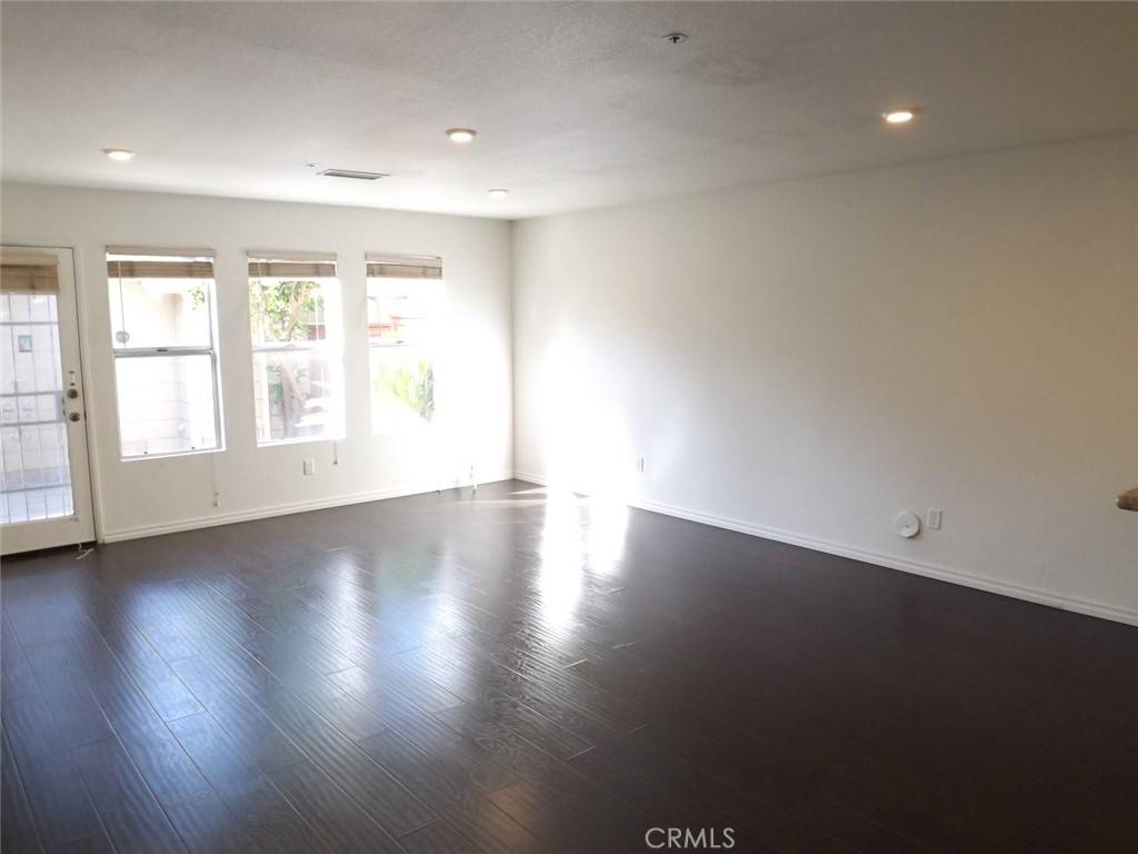 Anaheim, CA 92805,476 E Center ST